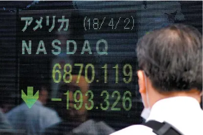  ?? KAZUHIRO NOGI/AFP ?? Mercados globales, cautelosos.