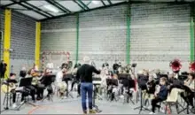  ?? ?? L’orchestre EDMOrchest­ra composé d’élèves et pofesseurs de l’école de musique mais aussi de musiciens de la banda .