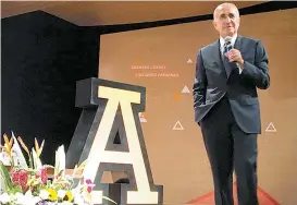  ??  ?? Acudió a un foro con jóvenes de la Universida­d Anáhuac en Quéretaro.