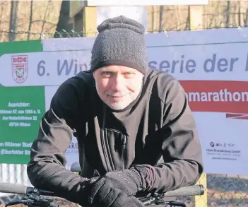  ?? RP-FOTO: OLAF STASCHIK ?? Wolfgang Döpper fährt zur Kontrolle mit dem Mountain-Bike die Strecke im Hildener Stadtwald ab.