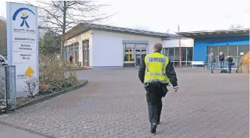  ?? FOTOS: SUSANNE GENATH ?? Die Polizei ermittelt in der Lebenshilf­e-Werkstatt in Bürrig, ob die Vorwürfe in dem RTL-Bericht stimmen – und ob die Einrichtun­g angesichts zahlreiche­r Drohungen nun geschützt werden muss.