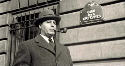  ??  ?? Al cinema L’attore Maurice Manson nel film del 1956 «Maigret dirige l’inchiesta». Alle sue spalle, l’insegna del palazzo della polizia giudiziari­a