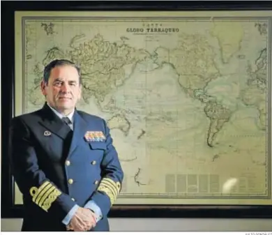  ?? JULIO GONZÁLEZ ?? El almirante de la Flota, Eugenio Díaz del Río, posa para la entrevista en su despacho de la Base Naval de Rota.