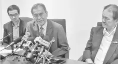  ??  ?? Dr Dzulkefly (centre) addressing the media together with Stephen (right).
