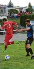  ?? Foto: Dieter Mack ?? Wallerstei­n (blaues Trikot) unterliegt gegen Buchdorf mit 1:4.