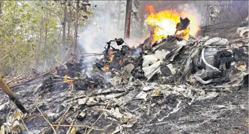  ??  ?? Martes 2 de enero de 2018 Accidente. Fotografía cedida por el Ministerio de Seguridad Pública, de la avioneta privada que se estrelló en la víspera de Año Nuevo.