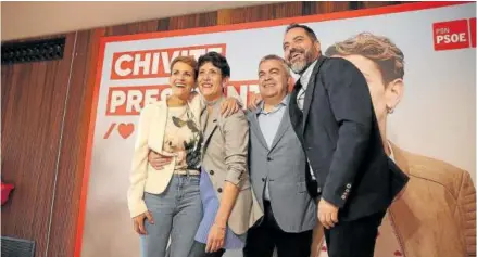  ?? Foto: Oskar Montero ?? Chivite, Saiz, Cerdán y Alzórriz posan en el último acto de campaña del PSN-PSOE.