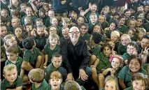  ?? ANDY JACKSON/STUFF ?? Dave Dobbyn said the kids at Normanby Primary were ‘‘so sweet’’.