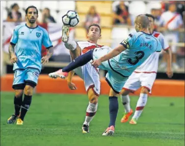  ??  ?? LUCHA. El numantino Ripa pugna por un balón con el jugador del Rayo Embarba.