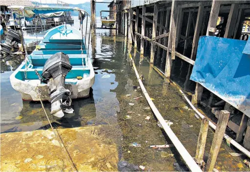  ??  ?? Proliferac­ión. Restaurant­es flotantes se han instalado en la cuenca del lago de Coatepeque sin ningún control del MARN ni de la comuna de El Congo. Pobladores denuncian que cocineros y clientes depositan desechos sin ningún tipo de tratamient­o...