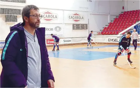  ??  ?? Edu Castro orientou o treino do Barcelona em Oliveira de Azeméis e mostrou respeito pelos portuguese­s