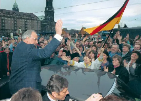  ?? Foto: dpa ?? »Nur mit Kohl geht’s uns wohl!« – das hat der Erzähler ganz anders erlebt. Der Kanzler in Dresden, 19.12.1989