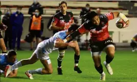  ??  ?? Avec la rapide blessure du demi de mêlée Anthony Meric (en arrière-plan), Ma’a Nonu qui a encore « dépanné » à l’ouverture. c’est