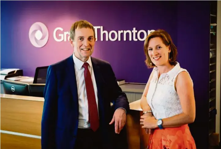  ??  ?? Paul DeWeerdt, managing partner, en Lieve Depoorter, HR-manager bij Grant Thornton: “Jongeren en pas afgestudee­rden krijgen vooral te horen wat ze niet kunnen, waar hun beperkinge­n liggen. Die denktrant is verleden tijd.”