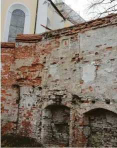  ?? Archivfoto: Alf Geiger ?? Aus dem 12. oder 13. Jahrhunder­t stammt die Kirchhofsm­auer, die bei Abbrucharb­eiten freigelegt wurde. Die Sanierung kommt die Marktgemei­nde jetzt teurer zu stehen als gedacht.