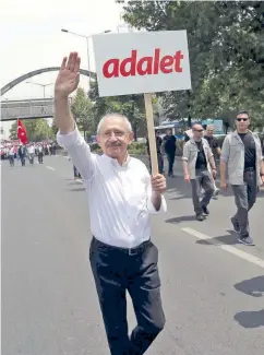  ??  ?? «Δικαιοσύνη» ζητεί το πλακάτ του Κεμάλ Κιλιτσντάρ­ογλου, που ξεκίνησε χθες πορεία 425 χιλιομέτρω­ν ύστερα από τη φυλάκιση βουλευτή του κόμματός του.