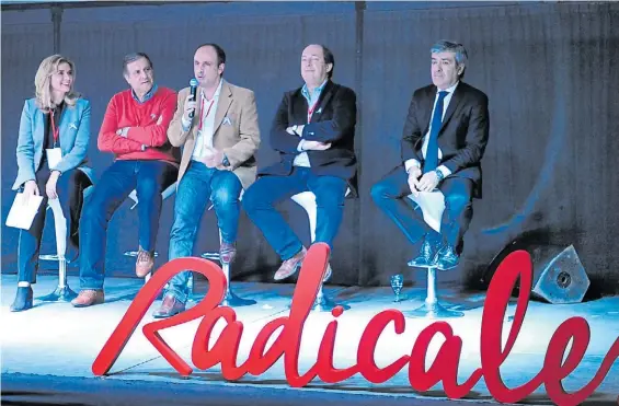  ??  ?? ¿Presidente?. José Cano (primero en la fila, de corbata), en una cumbre radical del año pasado que encabezó José Corral, el titular de la UCR.