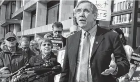  ?? Manuel Balce Ceneta / Associated Press ?? El senador demócrata Jeff Merkley, de Oregon, habla durante una manifestac­ión.