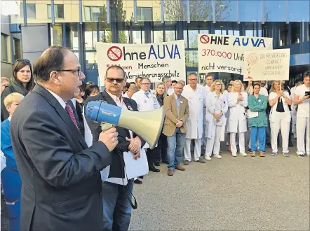  ?? [ APA ] ?? Proteste in Wien: Ärztekamme­rvertreter (links Präsident Thomas Szekeres) und die Lorenz-Böhler-Belegschaf­t am Dienstag.