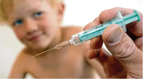  ?? Symbolfoto: dpa ?? Seit 2015 ist im Prävention­sgesetz geregelt, dass Eltern, die ihre Kinder in einer Betreuungs­einrichtun­g anmelden wollen, einen Nachweis über eine Impfberatu­ng vorlegen müssen. Ob eine generelle Impfpflich­t möglich wäre, wird von Experten...