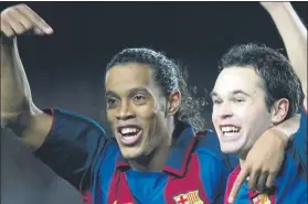  ?? FOTO: PERE PUNTÍ ?? Con Ronaldinho, tras su primer gol con el Barça (14/01/2004) al Levante en Copa