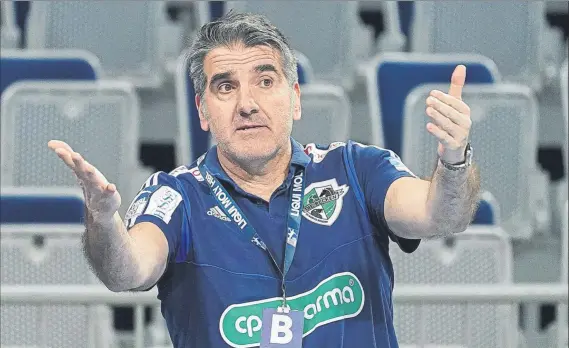  ?? FOTO: EFE ?? Antonio Carlos Ortega, de 49 años, dirigiendo al Hannover. El ex jugador del ‘Dream Team’ y ex técnico del Veszprem será el nuevo entrenador del Barça tras los 12 años de Xavi Pascual