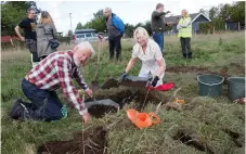  ??  ?? LETADE FYND. Jan-erik Mattsson och Catharina Svala grävde efter spår från flydda tider på åkern i Hasslöv.