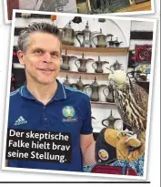  ?? ?? Der skeptische Falke hielt brav seine Stellung.