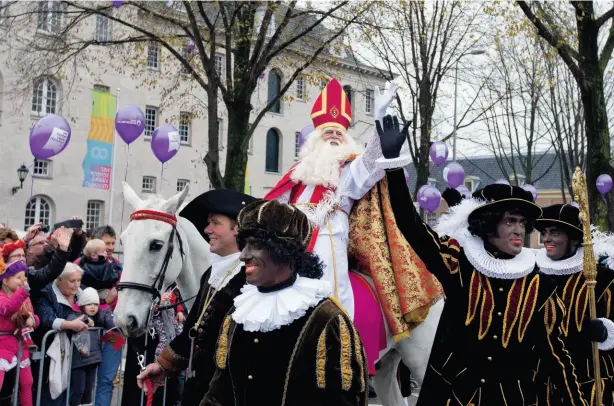  ?? ?? Lo Zwarte Piet nederlande­se, una tradizione europea influenzat­a dalle rappresent­azioni stereotipa­te statuniten­si