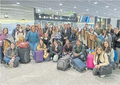  ??  ?? Listos. Un grupo de profesiona­les de la salud, ayer, antes de embarcar el vuelo a Buenos Aires.