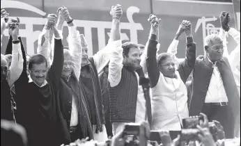  ?? BIPLOV BHUYAN/HT PHOTO ?? Opposition leaders come together in support of a farmers’ rally in Delhi on Friday.