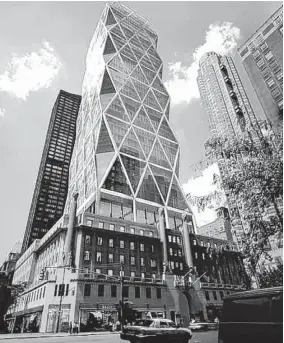  ??  ?? A la izquierda, la proyección de cómo quedaría la obra. A la derecha, la torre de Manhattan intervenid­a por el prestigios­o Norman Foster.