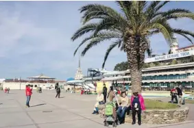  ?? MATTHEW FISHER/ POSTMEDIA NEWS ?? There is little spirit evident on Sochi’s waterfront promenade, where large numbers of fans had been expected to gather, unlike the wild streets of Vancouver four years ago.