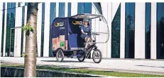  ?? FOTO: GLS ?? Ein Elektro-Fahrrad des Paketunter­nehmens GLS fährt in der Stadtmitte am Kö-Bogen vorbei.