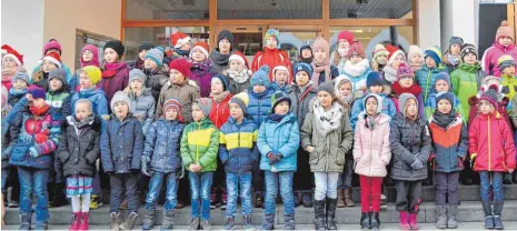  ?? FOTO: SCHEIFFELE ?? Kinder warten in Merklingen gespannt auf den Nikolaus und seinen Knecht Ruprecht. Sie sangen auch einige adventlich­e Lieder.