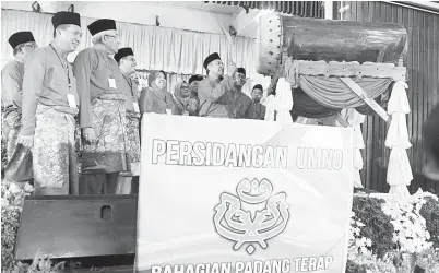  ??  ?? AHMAD Zahid memalu gendang sebagai tanda perasmian mesyuarat Perwakilan Umno Bahagian Padang Terap di Dewan Badlishah Kolej MARA Kuala Nerang kelmarin. -Gambar Bernama