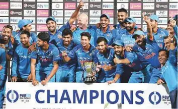  ?? PTI ?? The Indian team celebrate with the trophy after winning the fifth and final ODI against Australia in Nagpur on Sunday. India defeated Australia by seven wickets to win the series 4-1.