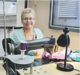  ??  ?? CAMBIOS. Rosa María asegura que la mayor parte de su clientela son personas mayores que van buscando desde un entalle, hasta un ruedo, entre otras alteracion­es textiles.