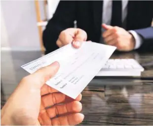  ?? ISTOCK ?? Evitando lo ilegal. Los bancos dominicano­s están pidiendo una serie de documentos hasta para aperturar una cuenta de ahorros con la finalidad de prevenir riesgos, esto es “De-risking”.