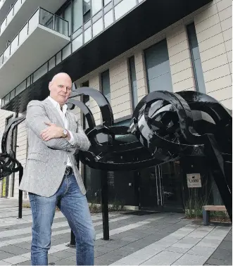  ?? WIL ANDRUSCHAK ?? Developer Brad Lamb shows off Calgary’s newest landmark — the art installati­on Land of Horses by Chilean artist Francisco Gazitua, at the entrance to the 6th and Tenth condos in the Beltline