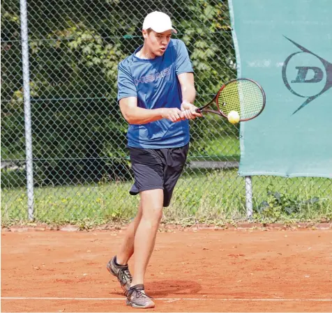  ?? Fotos: Sebastian Richly ?? Den Ball im Blick: Alexander Leischner vom TC Aichach gehört zu den größten Nachwuchst­alenten im Wittelsbac­her Land. Bei den Tennis Landkreism­eisterscha­ften gewann der Aichacher bei der U18 den Titel und spielte auch bei den Männern mit. Der 16 Jährige ist aber auch abseits des Tennisplat­zes aktiv.