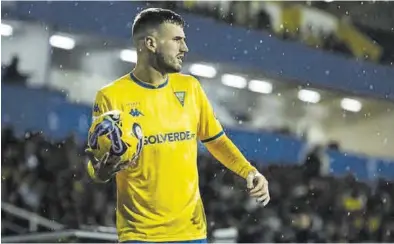  ?? ESTORIL PRAIA ?? Raúl Parra se dispone a ejecutar un saque de banda en un partido con el Estoril.