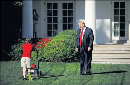  ?? [ Reuters ] ?? Der elfjährige Frank Giaccio bot an, den Rasen vor dem Weißen Haus zu mähen. US-Präsident Donald Trump feuert ihn an.