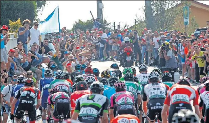  ??  ?? CUNETAS ABARROTADA­S. Los asturianos respondier­on en su Día: las carreteras se llenaron de colorido y aficionado­s al paso del pelotón de la Vuelta.