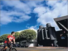  ?? Genaro Molina
Los Angeles Times ?? GOOGLE boosted its Southern California presence three years ago by opening a campus in Venice, where it leased space in the Binoculars Building.