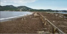  ?? (Photo S. M.) ?? La tempête du  octobre a considérab­lement dégradé la route du sel. La ville d’Hyères est sur le point de valider un ouvrage de protection.