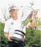  ?? ROB CARR/GETTY IMAGES ?? Bernhard Langer, holding the Senior PGA Championsh­ip trophy after his victory in May, said complete players should be able to prepare for a major a few days before.