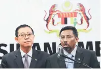  ?? — Gambar Bernama ?? BANTU USAHAWAN: Abu Hassan (kanan) bersama Lim ketika sidang media mengenai jumlah pinjaman kepada usahawan PKS yang masih ada dalam simpanan Bank Negara di Kementeria­n Kewangan di Putrajaya, semalam. Usahawan PKS perlu manfaat dana PKS Bank Negara bernilai RM3.9 bilion.