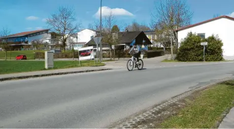  ?? Foto: Gerlinde Drexler ?? Ein Zebrastrei­fen soll den Übergang auf Höhe des Bürgerhaus­es in Adelzhause­n für Schüler sicherer machen. Das war eine Anregung aus der Bürgervers­ammlung in der Ecknachtal­gemeinde.