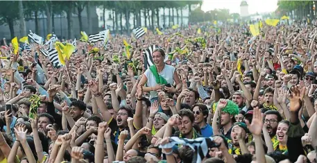  ?? | PHOTO : MATHIEU PATTIER, OUEST-FRANCE ?? Les supporters étaient nombreux au centre-ville.